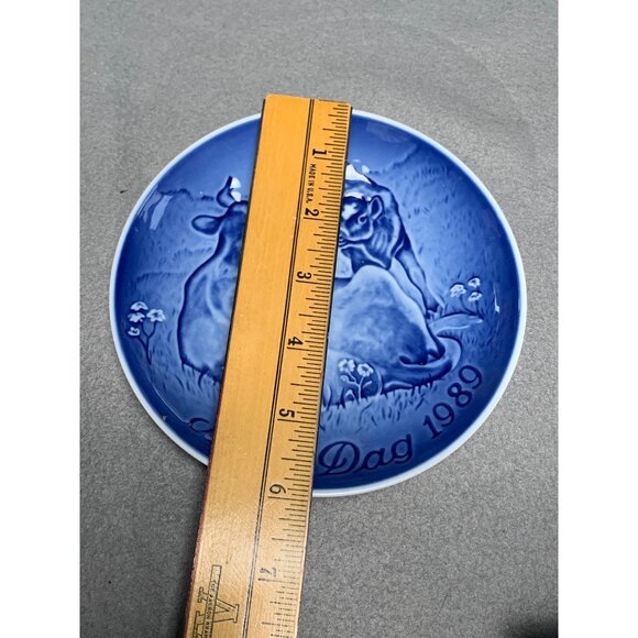 Bing & Grondahl Copenhagen Mothers Day Cow with Calf 1989 Plate 6" wide - Picture 9 of 10